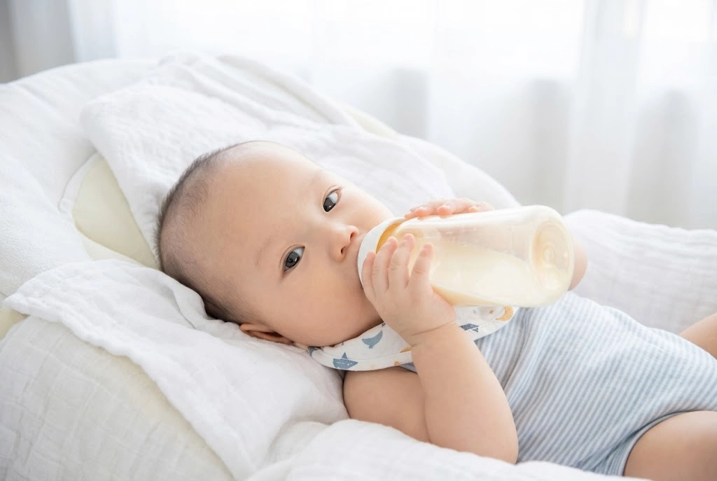 Đảm bảo cữ sữa đều đặn và đúng tư thế là một phần quan trọng trong quy trình chăm sóc mẹ bé khoa học.